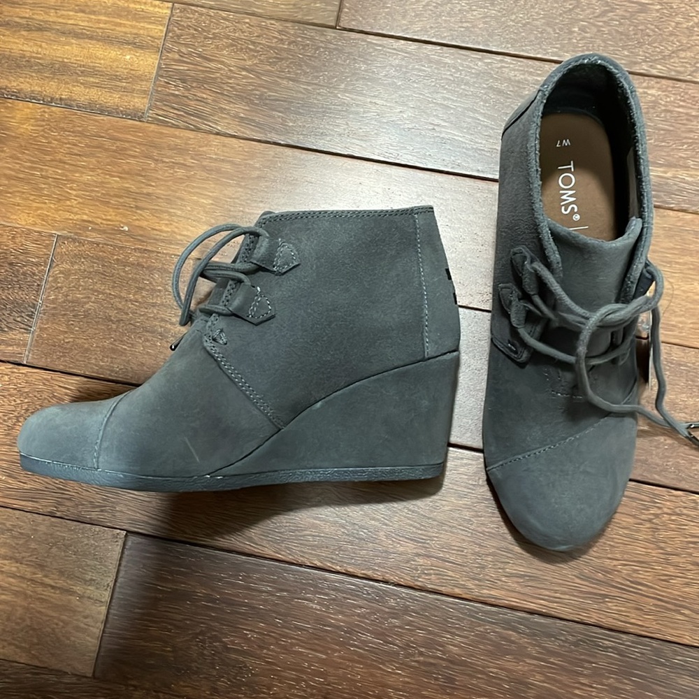 Tom’s grey suede lace up wedge booties size 7 nwt - Picture 2 of 6